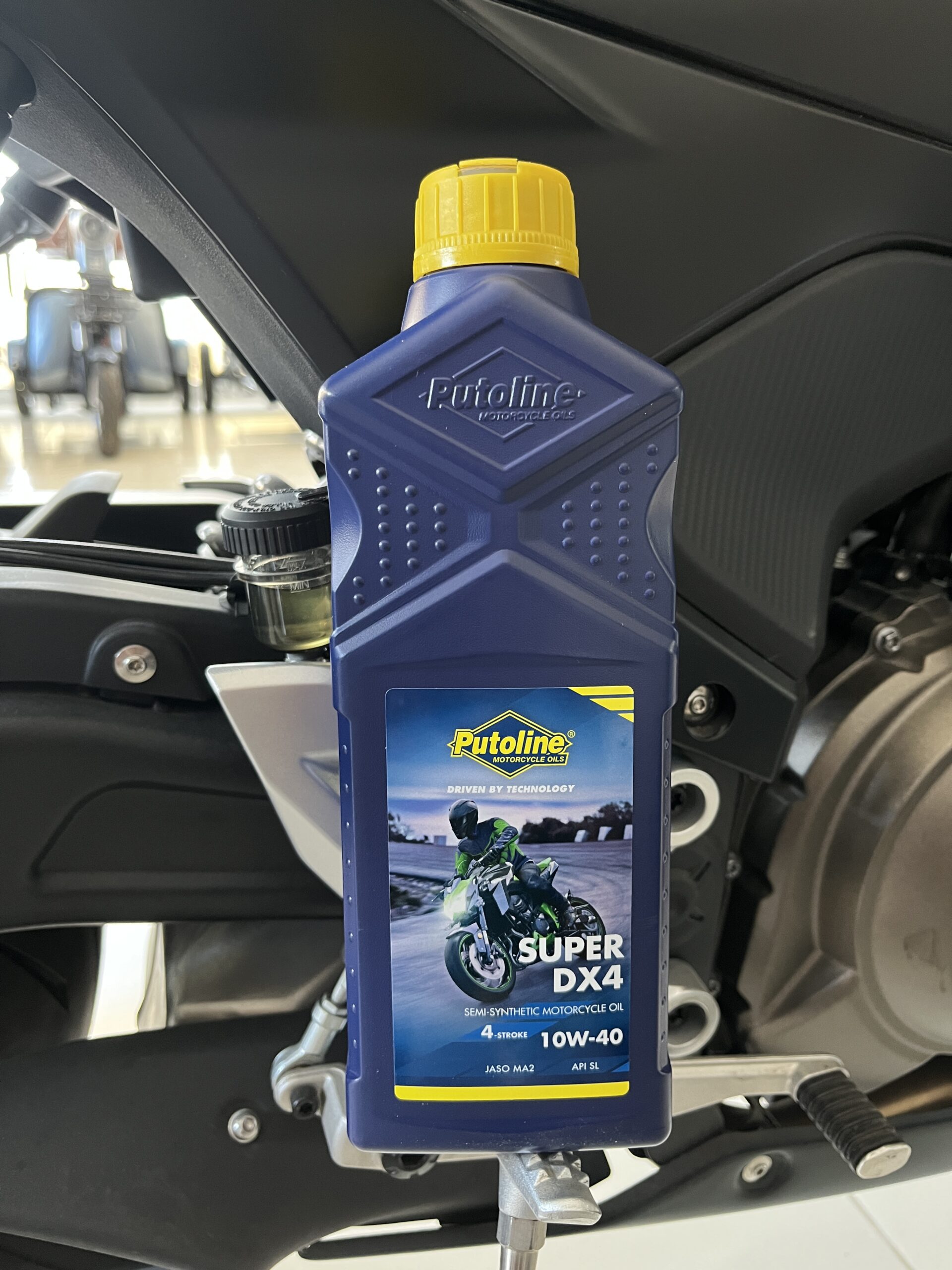 IMG_2345 Putoline Super DX4 10W-40 yarı sentetik motosiklet yağı - Görsel 1
