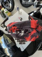 Kırmızı-siyah desenli çok amaçlı motosiklet bandanası